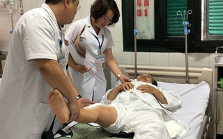 Hỏng hoàn toàn khớp gối sau tiêm thuốc, đắp lá