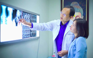 Hai câu chuyện trái ngược và lời cảnh tỉnh về những khối u của trẻ