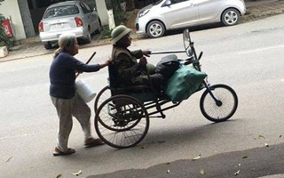 Cặp vợ chồng nhặt vỏ lon gây xúc động với chuyện tình "tôi là mắt của bà, bà là chân của tôi"