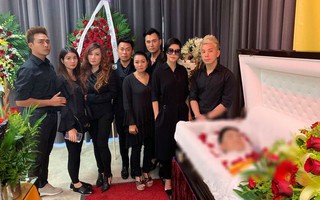 Bạn bè, người thân lặng lẽ bên linh cữu nghệ sĩ Anh Vũ tại Mỹ 