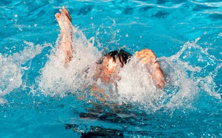 Học bơi trong sự giám sát của mẹ, huấn luyện viên và cả 2 nhân viên cứu hộ, bé gái vẫn mất mạng oan uổng chỉ vì điều không ngờ này