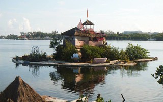 Lo sợ Trái đất sẽ bị hủy diệt vì ô nhiễm, người đàn ông cặm cụi "xây đảo bằng chai nhựa", xem thành quả ai cũng phải choáng váng nể phục