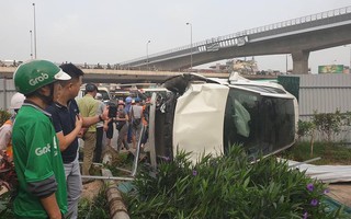 Hà Nội: Nữ tài xế ô tô mất lái, tông loạt xe máy rồi lao thẳng lên vỉa hè, 3 người bị thương