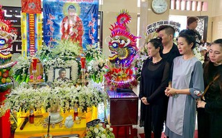 Trịnh Kim Chi khóc ngất khi tới viếng nghệ sĩ Anh Vũ, nghẹn ngào nói lời tiễn biệt người bạn thân thiết 