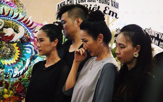 Đông đảo bạn bè nghệ sĩ tới từ sớm, cùng gia đình chuẩn bị cho tang lễ Anh Vũ