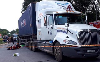 Bình Dương: Người phụ nữ bị container cán chết trên đường trở lại thành phố làm việc, trái cây vung vãi khắp nơi