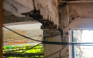 Người Sài Gòn sống trong chung cư xuống cấp, tường nhà nứt toác phải cột bằng dây kẽm, đổ sập bất cứ lúc nào