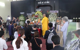 Nhìn nghệ sĩ Lê Bình vẫn đội chiếc mũ quen thuộc lúc nhập quan, nhiều người xúc động rơi nước mắt