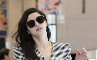 "Mợ chảnh" Jun Ji Hyun bất ngờ diện váy siêu ngắn, khoe body cực phẩm: Chỉ cần bước đi cũng đẹp như một thước phim điện ảnh