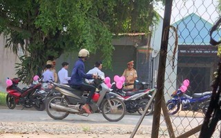 Lập đoàn rước dâu bằng xe máy bóng bay hồng cho ấn tượng, giữa đường chú rể méo xệch mặt vì bị CSGT bắt