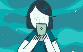 Đang livestream bán hàng, tôi đột ngột bị chồng giáng cho bạt tai rồi đốt hết cả hàng hóa mà không thể cãi lại được