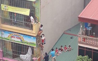 Hà Nội: Cháy trường mầm non 4 tầng, các cháu nhỏ trèo qua mái nhà, leo thang để di chuyển
