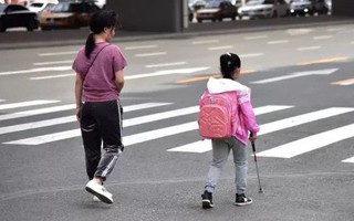Bé gái khiếm thị tự tin đi bộ từ nhà đến trường, không hề hay biết về "bạn đồng hành" kiên nhẫn dõi theo em suốt 5 năm qua