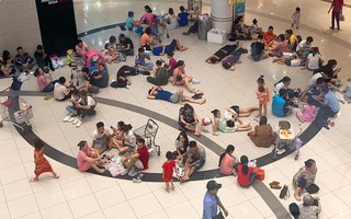 Bức ảnh hàng chục người mang đồ ăn thức uống, nằm ngồi la liệt giữa TTTM ở Hà Nội để trốn nóng gây bức xúc
