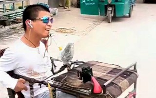 Người đàn ông khuyết tật chỉ cần dùng miệng đã có thể nuôi cả gia đình, khi biết sự thật ai cũng ngưỡng mộ không ngừng