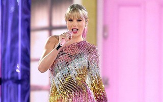 Taylor Swift cực nóng bỏng hát hit mới toanh nhưng khán giả chỉ chú ý đến đôi chân và bắp đùi “khủng”