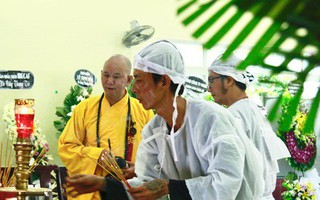 Hình ảnh hiếm hoi của người con trai thứ 2 nhà cố nghệ sĩ Lê Bình, không nói chuyện với ai ngồi bần thần lặng lẽ bên linh cữu cha