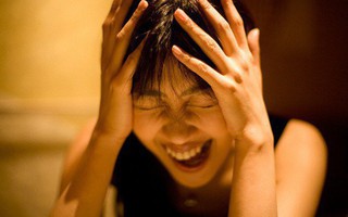 Đang đến màn trao nhẫn cưới cho tôi thì chuông điện thoại của chú rể vang lên, phản ứng của anh khiến tất cả đều chết lặng