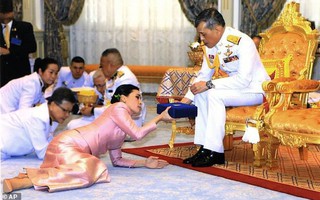 Đây là lý do vì sao trong buổi lễ sắc phong, tân Hoàng hậu Thái Lan phải quỳ rạp dưới chân chồng như thế này