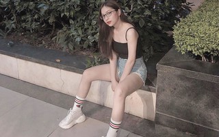 Vừa khoe ảnh mặc quần ngắn 5 phân ngồi banh chân, Nhật Lê bạn gái Quang Hải lại bị dân mạng khẩu nghiệp