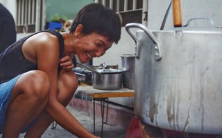 Đằng sau nồi bún măng bò Bà Dzú độc nhất Sài Gòn là câu chuyện của người phụ nữ gác lại mọi đam mê để được bên cạnh chăm mẹ