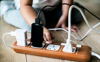 Sạc điện thoại nhưng quên không rút khỏi ổ điện, bà mẹ bất cẩn hại chết con gái 2 tuổi đầy thương tâm