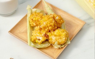Món ngon cho bé: Bánh bắp chiên nóng hổi giòn thơm