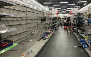 Nhân viên Auchan "muốn khóc" nhìn khách vừa mua, vừa ăn, vừa phá hàng hóa trong siêu thị