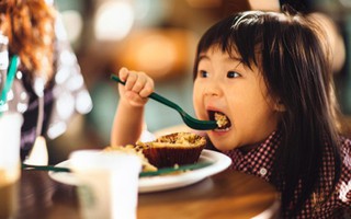 Cho con ăn 5 thực phẩm này trước khi đi ngủ sẽ khiến cả thể chất và não bộ của trẻ bị ảnh hưởng