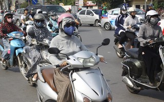Hà Nội: Hết mưa, trời nóng oi bức trở lại khiến người dân mệt mỏi đội nắng đi làm