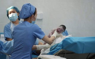 Mang bệnh đe dọa tính mạng 2 đứa con trong bụng, mẹ lặng người nằm nghe 20 bác sĩ mổ cứu con ở tuần thai thứ 34