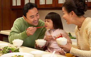 Chuyên gia cảnh báo: Cho con ăn kiểu này khiến nguy cơ nhiễm khuẩn, ung thư dạ dày rình rập ngay trên miệng