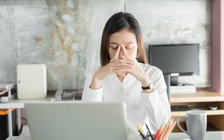 Bị ép đi xem mắt, tôi giả thành cô gái xấu xí để rồi khi nhìn thấy anh thì hối hận vô cùng