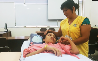 Người mẹ bật khóc nhìn con gái bị cắt chân, nằm liệt giường sau khi mổ não