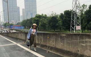 Bị tách hẳn khỏi con trai, "hot girl" Bella vẫn tiếp tục lang thang ngoài đường, dân tình bảo nhau không ai cho đi nhờ xe