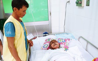 Xót cảnh con trai chăm mẹ phồng rộp da, lở loét chảy dịch khắp người: "Ước gì tôi được thế mẹ chịu khổ"