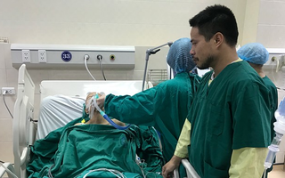 Vừa tỉnh lại, sản phụ ung thư giai đoạn cuối rơi nước mắt khi nhìn ảnh con trai Bình An