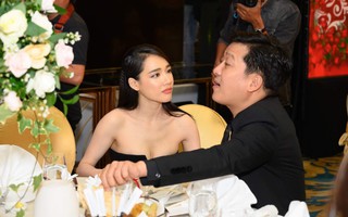 Nhã Phương khoe vòng 1 siêu khủng với đầm cúp ngực, "dính như sam" Trường Giang trong tiệc cưới đạo diễn "Cua lại vợ bầu"