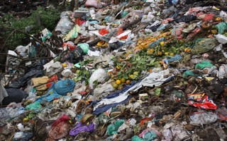 Hà Nội: Cận cảnh núi rác khổng lồ bốc mùi hôi thối nồng nặc dưới chân cầu Long Biên