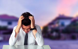 Chiếc gương phản chủ trong phòng khách sạn khiến gã chồng quái chiêu bị “lật mặt” bẽ bàng