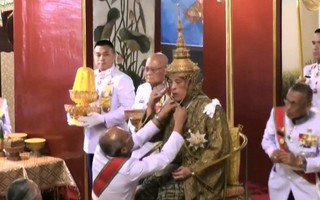 Quốc vương Thái Lan đội vương miện nặng hơn 7 kg, chính thức đăng quang