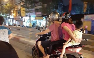 Cả gia đình dung dăng chở nhau đi chơi phố, vị trí ngồi của em bé khiến bao người trố mắt kinh ngạc
