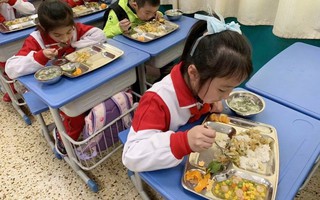 Nợ tiền ăn của con 1 tháng nên bị trường dọa cắt cơm trưa, mẹ trẻ tố cô giáo nhắn tin quá "gắt", ai ngờ bị chị em mắng ngược