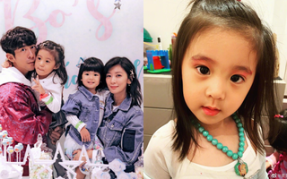 Nghịch trộm son phấn của mẹ, 2 thiên thần nhà "Chúc Anh Đài" Giả Tịnh Văn gây sốt với gương mặt ngây thơ "vô số tội"
