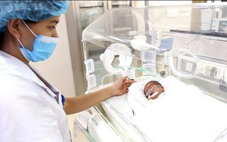 Bé trai sinh non nặng chưa đầy 1kg sống sót thần kỳ