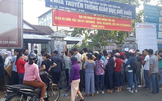 Hàng ngàn người xếp hàng đăng ký tiêm vắc xin dịch vụ cho trẻ