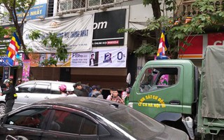 Hà Nội: Cận cảnh công an đang khám xét, sau đó rời khỏi cửa hàng điện thoại Nhật Cường