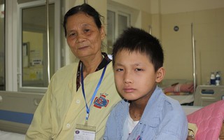 Lời khẩn cầu của người bà sáng chăm cháu nội ung thư tại bệnh viện, chiều về lo cho chồng bị chất độc da cam