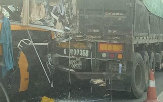 Xe khách 45 chỗ va chạm xe đầu kéo trên cao tốc Nội Bài - Lào Cai, nhiều người bị thương