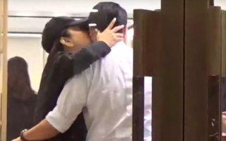 Vừa phủ nhận tin đồn ly hôn, "Đông Phương Bất Bại" Lâm Thanh Hà đã bị bắt gặp ôm hôn một người đàn ông lạ mặt